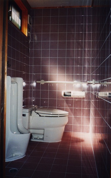 光の差し込む明るいトイレ