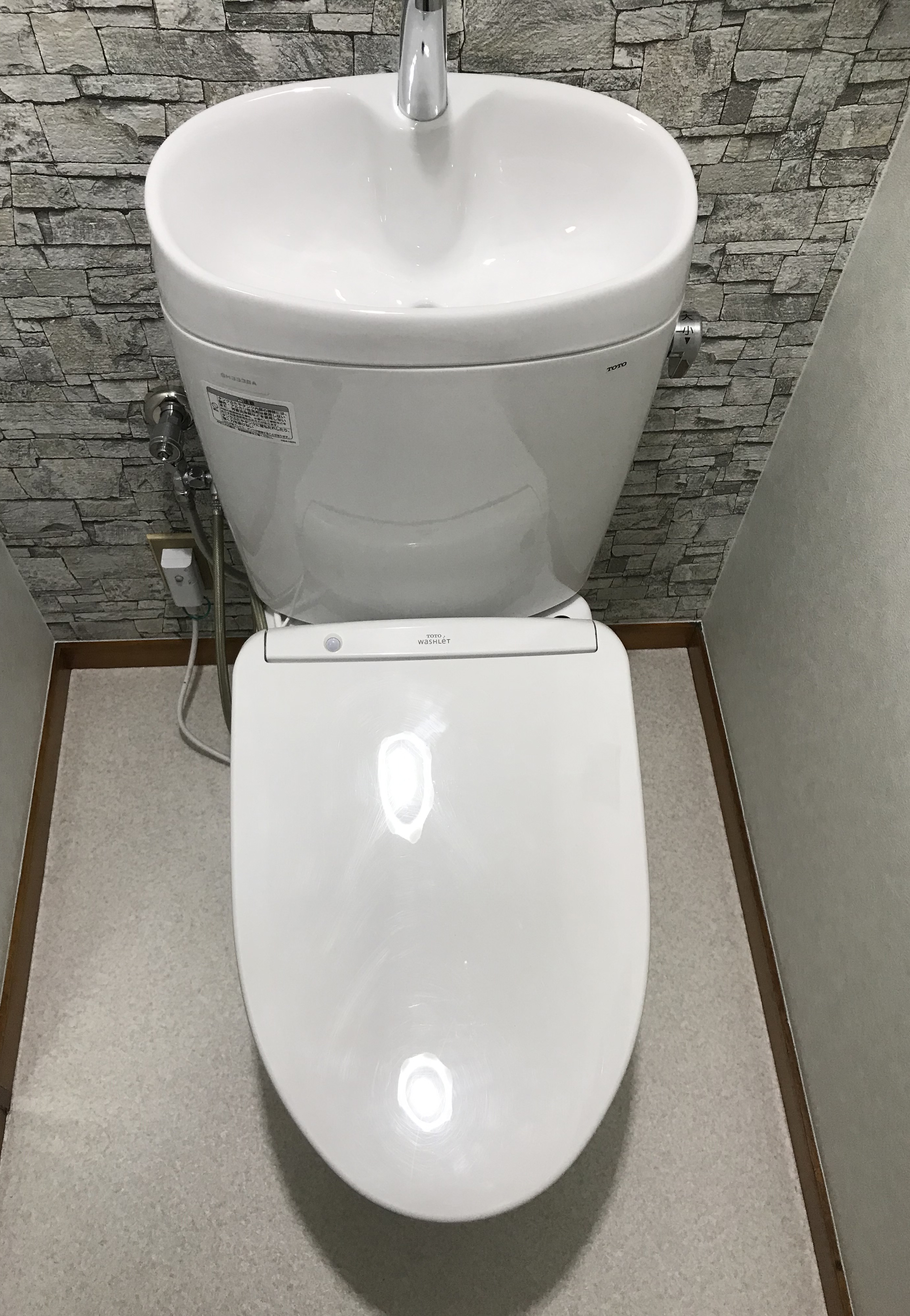 TOTO_石目調のアクセントカラーのトイレ